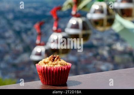 Gateau Grenoblois, gâteau au café à la noix française, spécialité de Grenoble et vue sur la partie centrale de la ville de Grenoble depuis Bastille Fortres witch montagnes a Banque D'Images