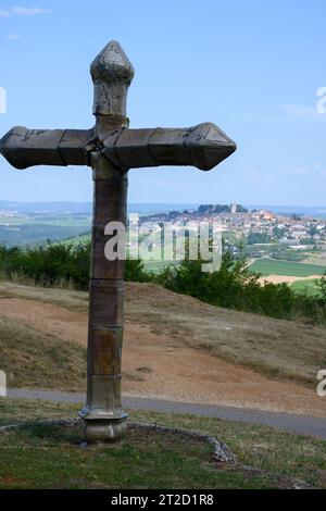 Vue sur la croix et Sancerre, ville médiévale perchée sur une colline dans le département du cher, France surplombant la vallée de la Loire avec vignobles d'appellation Sancerre Chavignol, Banque D'Images