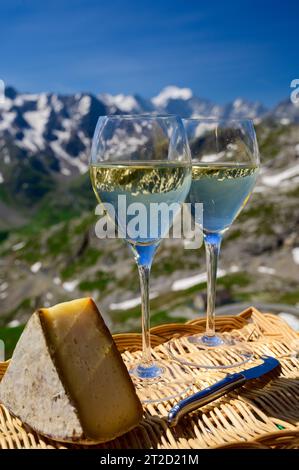 Fromage et vin, Roussette de Savoie blanc sec ou vin de Savoie de la région savoyarde avec fromage de tomme servi sur la frontière du col du Galibier région savoyarde Banque D'Images