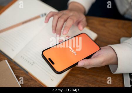 Chiang Mai, Thaïlande - octobre 18 2023 : image rapprochée d'une femme utilisant une application Payoneer sur son téléphone Iphone14. Logo Payoneer sur l'écran Iphone14 Banque D'Images