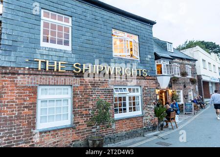 Le pub Shipwrights public House à Padstow surplombant le port, Cornouailles, Angleterre, Royaume-Uni, 2023 Banque D'Images