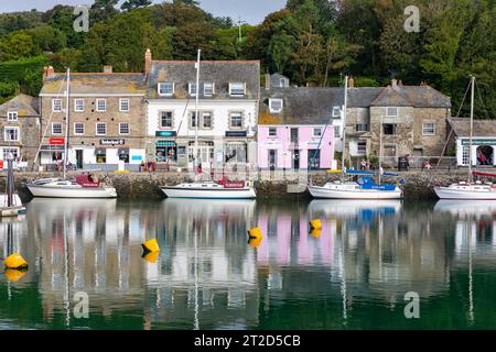 Padstow Cornwall Angleterre, vue sur le port de Padstow et les yachts amarrés avec les magasins du centre-ville et les magasins reflétant dans l'eau du port, Royaume-Uni, septembre 2023 Banque D'Images