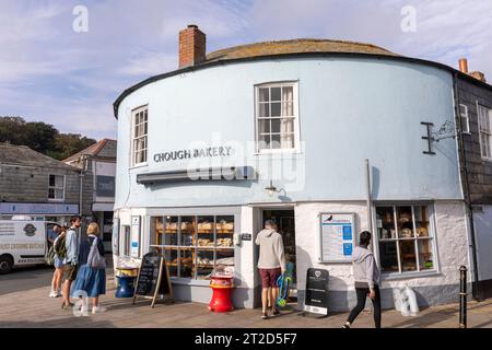 Padstow Town Center Chough Bakery avec des clients commandant des petits pains et des pâtés de Cornouailles, Cornwall, Angleterre, Royaume-Uni, 2023 Banque D'Images