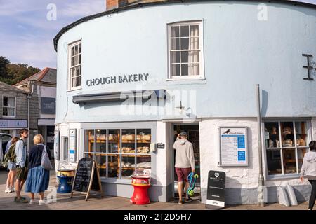 Padstow Town Center Chough Bakery avec des clients commandant des petits pains et des pâtés de Cornouailles, Cornwall, Angleterre, Royaume-Uni, 2023 Banque D'Images