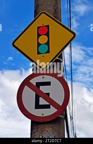 Panneau de rue indiquant les panneaux de signalisation et pas de parking, Ribeirao Preto, Sao Paulo, Brésil Banque D'Images