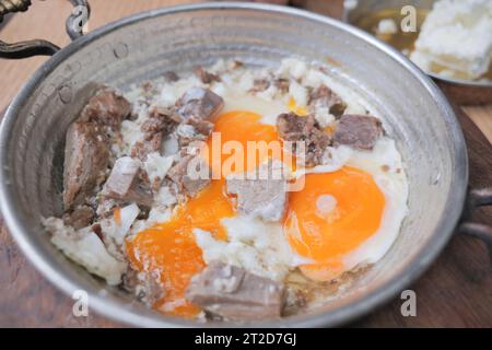 Oeufs brouillés avec turc viande rôtie en pan de cuivre Banque D'Images