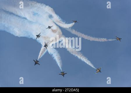 Séoul, Corée du Sud. 18 octobre 2023. L'équipe de voltige des Black Eagles de Corée du Sud effectue une exposition lors de l'exposition internationale de l'aérospatiale et de la défense de Séoul (ADEX) 2023 à la base aérienne de Séoul à Seongnam, au sud de Séoul. Le salon international de l'aérospatiale et de la défense de Séoul (ADEX) à la base aérienne de Séoul à Seongnam du 17 au 22 octobre, auquel participeront 550 entreprises de 35 pays. Crédit : SOPA Images Limited/Alamy Live News Banque D'Images