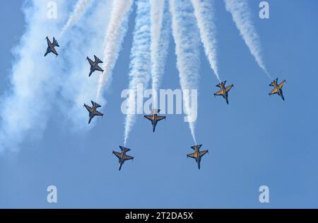 Séoul, Corée du Sud. 18 octobre 2023. L'équipe de voltige des Black Eagles de Corée du Sud effectue une exposition lors de l'exposition internationale de l'aérospatiale et de la défense de Séoul (ADEX) 2023 à la base aérienne de Séoul à Seongnam, au sud de Séoul. Le salon international de l'aérospatiale et de la défense de Séoul (ADEX) à la base aérienne de Séoul à Seongnam du 17 au 22 octobre, auquel participeront 550 entreprises de 35 pays. Crédit : SOPA Images Limited/Alamy Live News Banque D'Images