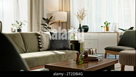Salon, design d'intérieur et arrière-plan de la maison avec meubles, canapé et table basse dans la propriété, l'immobilier et le bâtiment. Propre, moderne et Banque D'Images