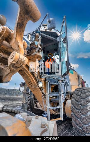 mine de diamant à ciel ouvert, ripper de bulldozer minier pour les roches et grande lame pour le nettoyage Banque D'Images