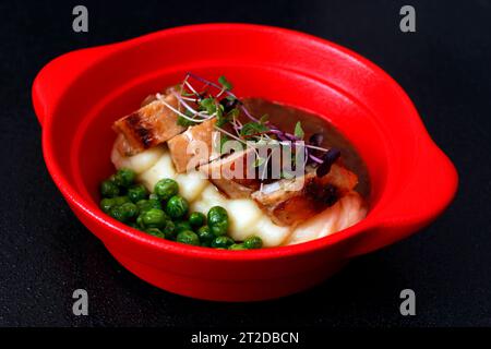 Bangers and Mash, également connu sous le nom de saucisses et Mash, est un plat traditionnel britannique composé de saucisses et de purée de pommes de terre Banque D'Images