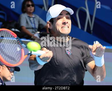 Tokyo, Japon. 19 octobre 2023. Cristian Garin, du Chili, retourne le ballon contre Alexei Popyrin, de l’Australie, lors du match de deuxième tour de l’Open du Japon au Colisée Ariake à Tokyo, le jeudi 19 octobre 2023. (Photo de Yoshio Tsunoda/AFLO) Banque D'Images