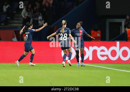 Paris, France. 18 octobre 2023. Sandy Baltimore (PSG) football/football : Baltimore célébrez après le but avec les joueuses de l'équipe lors du match de 2e manche de l'UEFA Women's Champions League Round2 entre le Paris Saint-Germain féminin 3-1 Manchester United WFC au Parc des Princes à Paris, France . Crédit : Mutsu Kawamori/AFLO/Alamy Live News Banque D'Images