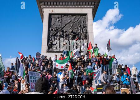 Des milliers de personnes défilent dans le centre de Londres pour protester contre l'action militaire israélienne à Gaza. Banque D'Images