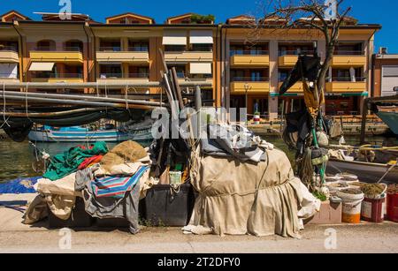 Grado, Italie - 11 août 2023. Matériel de pêche ligne une route sur le front de mer de Grado dans Frioul-Vénétie Julienne, au nord-est de l'Italie Banque D'Images