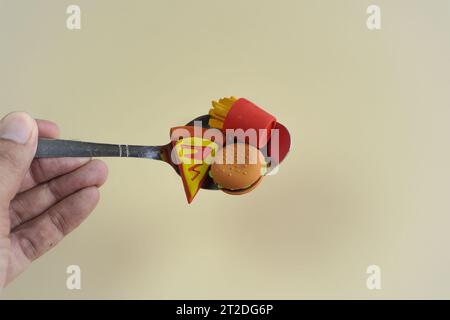 Image en gros plan d'une cuillère remplie de malbouffe. Concept de mauvaises habitudes alimentaires Banque D'Images