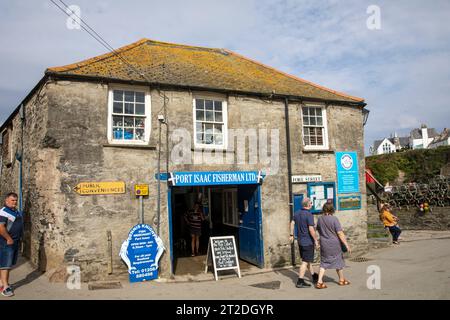 Port Isaac Cornwall Coast, poissonniers et vendeur de magasin de fruits de mer frais dans Fore Street, Cornwall, Angleterre, Royaume-Uni, sept 2023 journée ensoleillée Banque D'Images