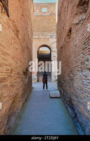 Homme debout entre les murs du Colisée à Rome, Italie. Banque D'Images