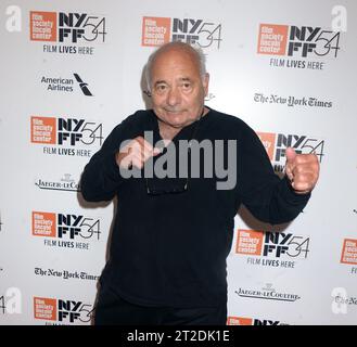 SMG NY1 Burt Young  Win Win 031611 12.JPG NEW YORK, NY - 16 MARS : Burt Young assiste à une projection de « Win Win » au SVA Theater le 16 mars 2011 à New York (photo de Storms Media Group) personnes : Burt Young doit appeler Michael Storms Storms Media Group Inc. 305-632-3400 - cellulaire 305-513-5783 - Télécopieur MikeStorm@aol.com Banque D'Images