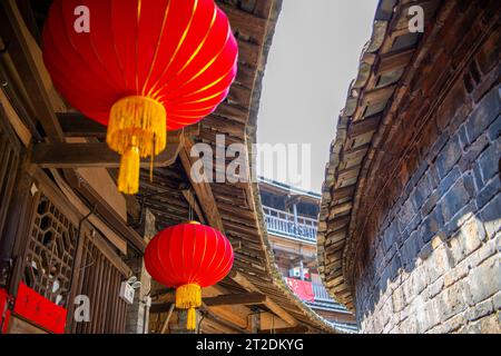 Lanterne chinoise rouge dans un logement traditionnel Hakka Tulou, Fujian. Gros plan sur l'image d'arrière-plan Banque D'Images