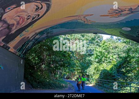 Pédalez sous un pont sur le Galloping Goose Trail à Victoria, île de Vancouver Banque D'Images