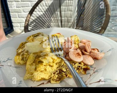 Omelette mélangée ; champignon, sucuk, omelette avec salade. Concept de nourriture saine. Pose à plat, vue de dessus. Banque D'Images