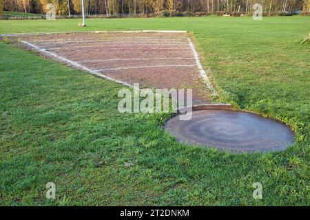 vieux coup a mis l'anneau de pit et les lignes sur une piste d'athlétisme à l'extérieur Banque D'Images