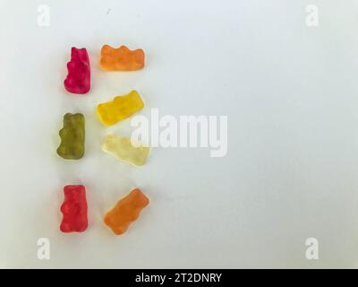 La lettre B faite de belles délicieuses sucreries aux fruits juteux multicolores porte des bonbons sur un fond blanc. Alphabet doux. Banque D'Images