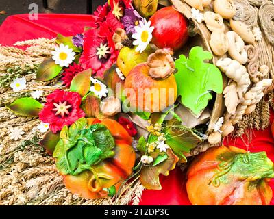 Épis de blé de paille sèche de foin recueillis dans un bouquet avec des graines et des tiges, des feuilles, des fruits, des fleurs. L'arrière-plan. Texture. Banque D'Images