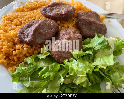 Côtelettes de poulet avec du riz sur une assiette pour le dîner. Banque D'Images