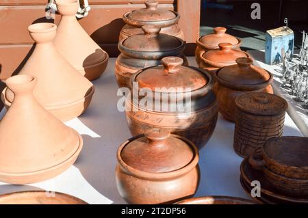 Traditionnel Poterie argile naturelle beau vieux appareils de cuisine, plats, cruches, vases, pots, tasses. L'arrière-plan. Banque D'Images