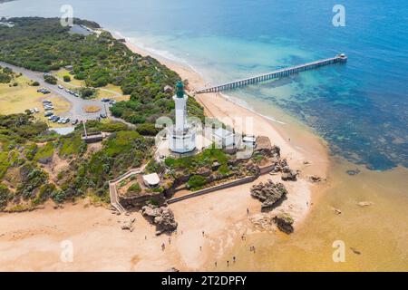 Vue aérienne du phare sur une haute falaise au-dessus d'une plage de sable et d'une longue jetée à point Lonsdale sur la péninsule de Bellarine à Victoria, Australie Banque D'Images