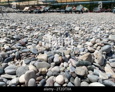 Une vue rapprochée des pierres polies lisses multicolores lavées à terre sur la plage. Photo de haute qualité. Banque D'Images