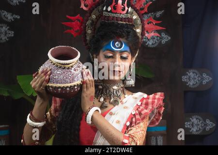 Portrait de la belle fille indienne de Durga Idol Agomoni concept photo intérieure portant sarée indienne traditionnelle, bijoux en or et bracelets. Maa Durga Banque D'Images