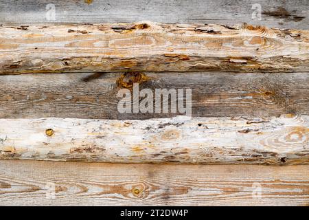 Texture horizontale brune de bûches en bois, planches avec des nœuds, des fissures et de beaux motifs de fibres de bois, fond. Banque D'Images