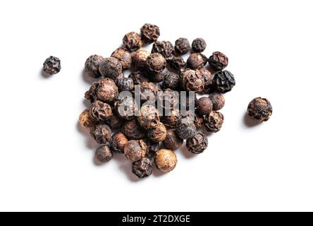 Poivre noir isolé sur fond blanc. Épice au poivre noir en gros plan. Banque D'Images