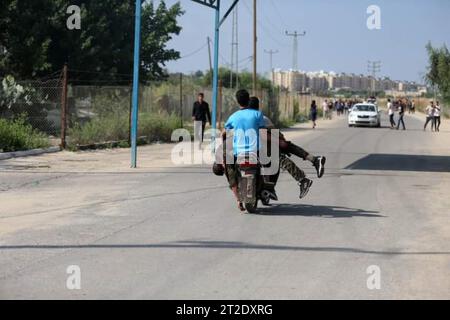 Des jeunes Palestiniens portent le corps d’un martyr du point de passage d’Erez à moto lors de la confrontation avec l’armée israélienne à la frontière nord de la ville de Gaza. Palestine. Banque D'Images