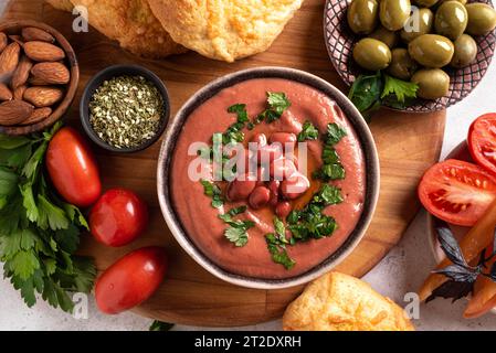 Moyen-Orient, petit déjeuner traditionnel arabe avec faute, olives, manakeesh ou pain pita avec fromage et zaatar en gros plan. Cuisine arabe. Banque D'Images