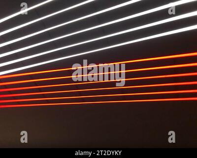 Lumières et bandes diagonales, se déplaçant rapidement sur un fond blanc. Banque D'Images