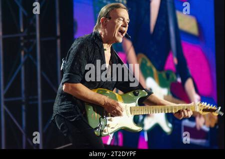 Concert de musique - Pooh - Amici x sempre live 2023 Dodi Battaglia Bari Palaflorio Italie Copyright : xIolandaxPompilio/TSCKx/xLiveMediax LPM 1092453 Banque D'Images