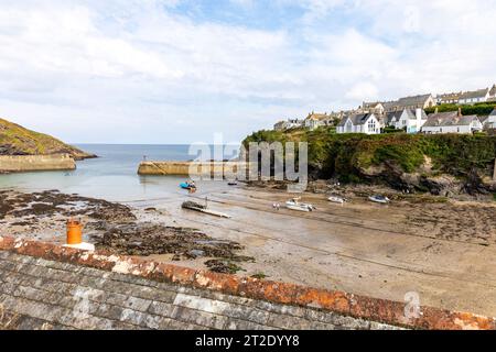 Port Isaac Cornwall, chalets de village blanchi à la chaux surplombant le port de Port Isaac, Angleterre, Royaume-Uni, septembre 2023 Banque D'Images