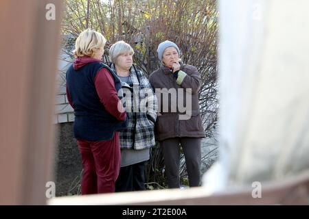 DNIPRO, UKRAINE - 18 OCTOBRE 2023 - des résidents locaux séjournent dans l'une des maisons détruites lors de l'attaque à la roquette russe qui a eu lieu mercredi matin Banque D'Images