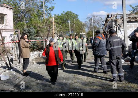 DNIPRO, UKRAINE - 18 OCTOBRE 2023 - les employés municipaux et les forces de l'ordre réagissent à l'attaque à la roquette russe qui a eu lieu mercredi matin, octobre Banque D'Images