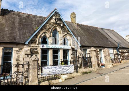 Port Isaac Cornwall, septembre 2023, l'hôtel Old School House et restaurant dans ce village de Cornouailles, Angleterre, Royaume-Uni Banque D'Images