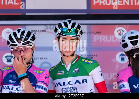 Marta Cavalli d'Italie avant de rouler pour Valcar PBM à la course cycliste féminine Prudential RideLondon Classique, Londres, Royaume-Uni. Maillot national Banque D'Images