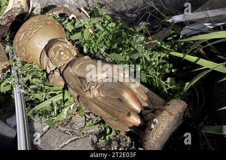 DNIPRO, UKRAINE - 18 OCTOBRE 2023 - Un pot est vu sur les lieux de l'attaque à la roquette russe qui a eu lieu mercredi matin 18 octobre à Obukhivka, Banque D'Images