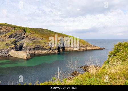 Septembre 2023, Port Isaac Cornwall vue sur le port pittoresque et le village avec promontoire vert rocheux, Cornwall, Angleterre, Royaume-Uni Banque D'Images