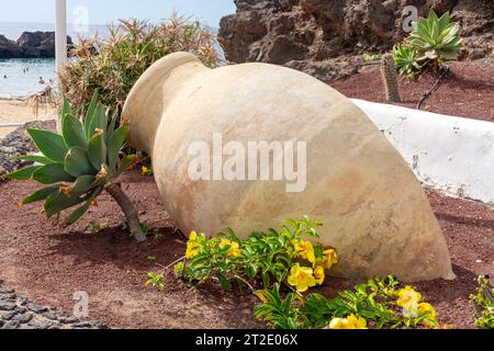 Grand vase décoratif dans le jardin, Playa Chica, Puerto del Carmen, Lanzarote, Îles Canaries, Royaume d'Espagne Banque D'Images