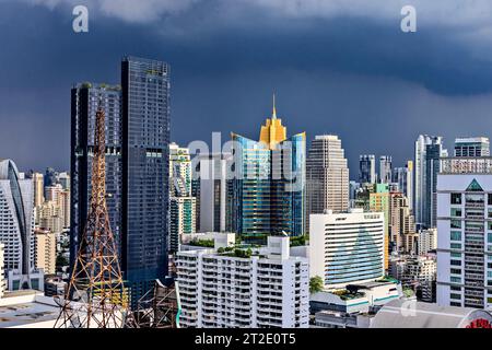 Nuages de soleil et de tempête au-dessus de Bangkok gratte-ciel, région de Sukhumvit, Thaïlande Banque D'Images