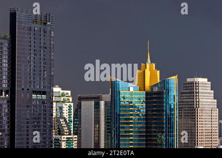 Nuages de soleil et de tempête au-dessus de Bangkok gratte-ciel, région de Sukhumvit, Thaïlande Banque D'Images